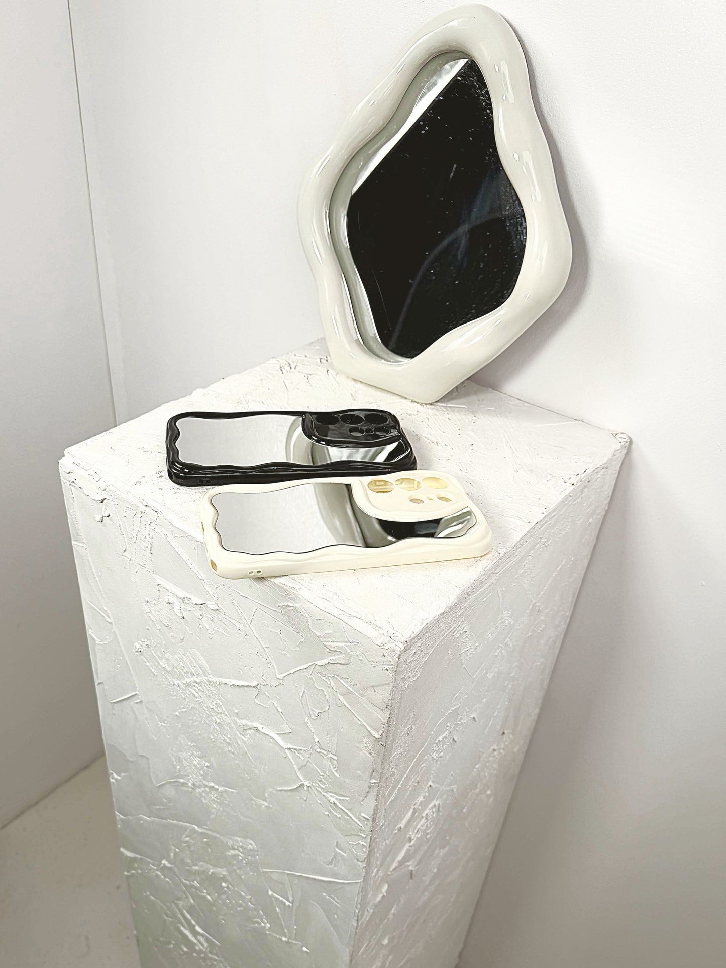 Contour Mirror Case